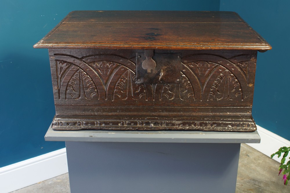 Early 17th century oak bible box. View VIII