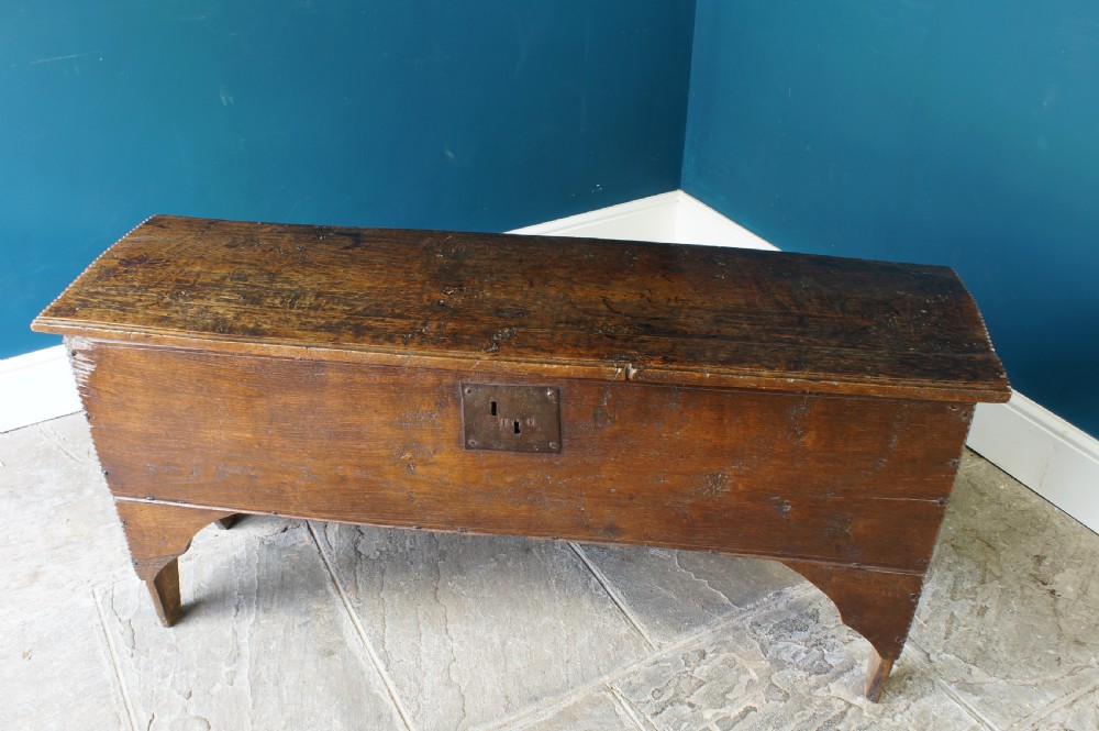 Early 17th Century Oak coffer. View II