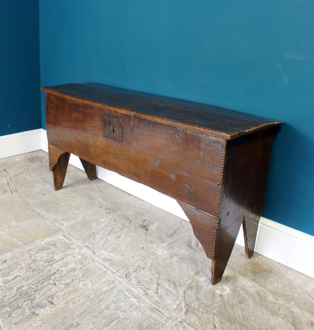 Early 17th Century Oak coffer. View VII