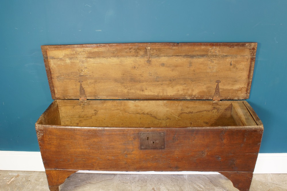 Early 17th Century Oak coffer. View VIII