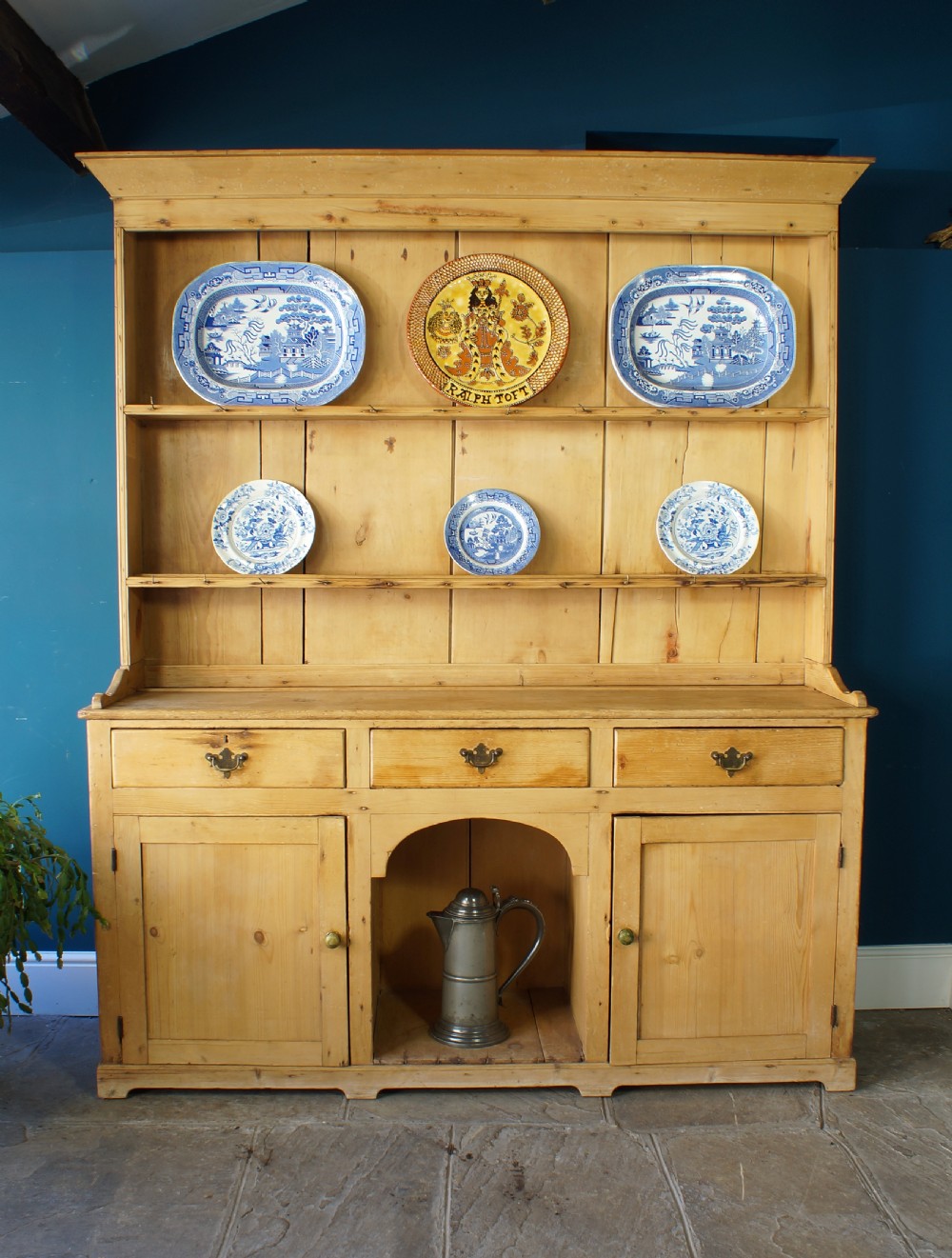 19th century Pine Dresser and rack. View VI