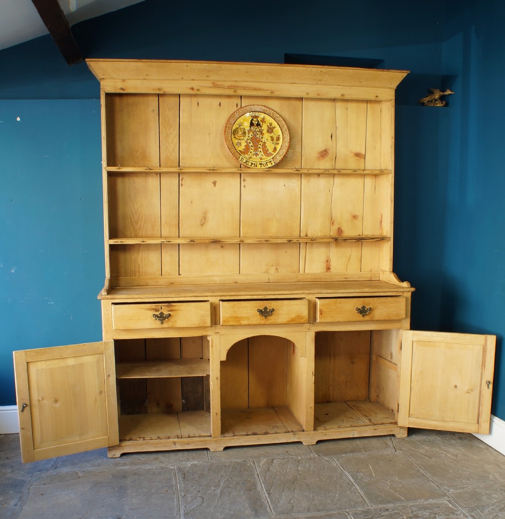 19th century Pine Dresser and rack. View V