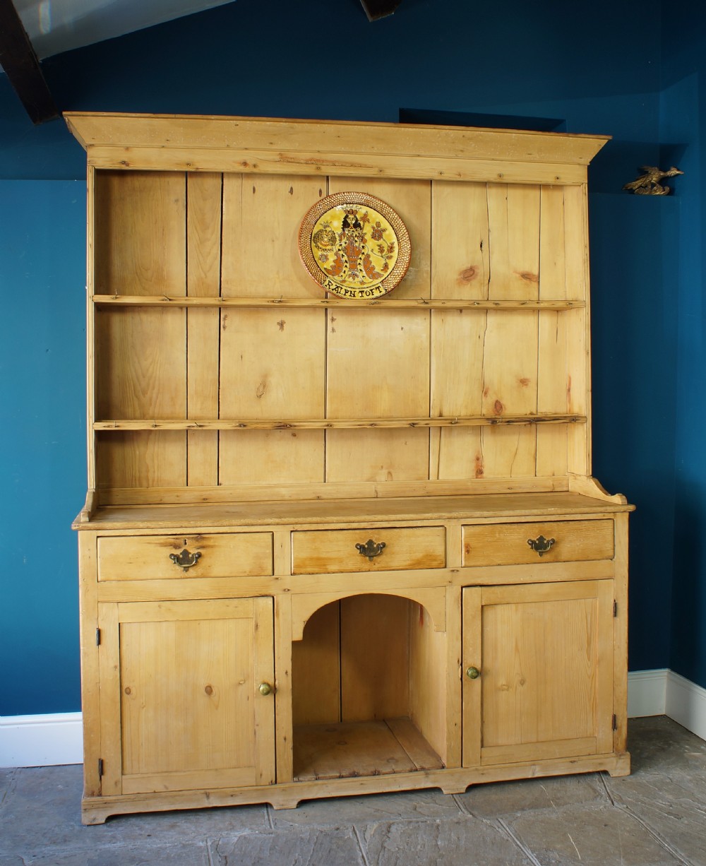 19th century Pine Dresser and rack. View VII