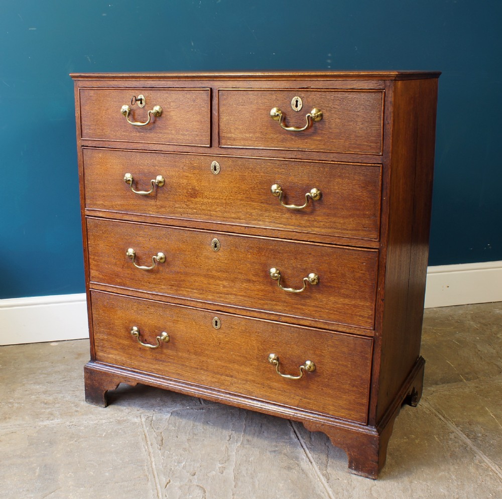 A Small Oak Chest of Drawers.