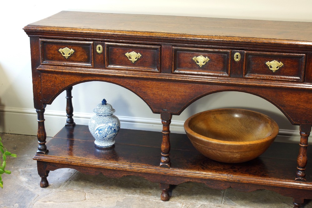 Early 18th Century Oak Dresser Base. View VIII