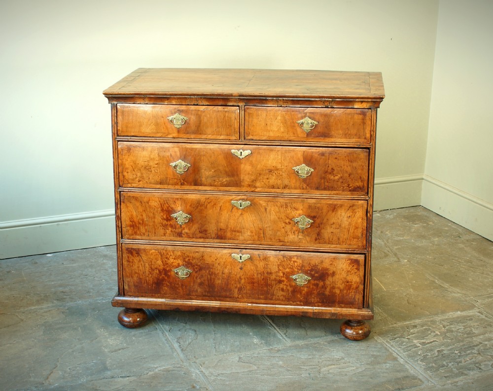 Early 18th Century Walnut Chest Of Drawers View VII