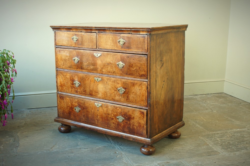 Early 18th Century Walnut Chest Of Drawers View X