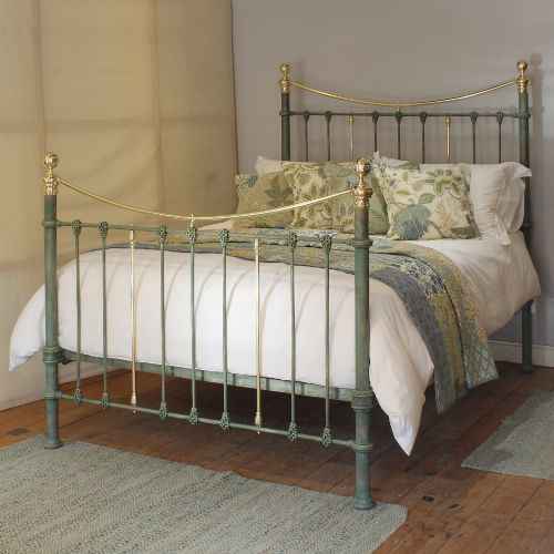 Kingsize Bed in Antique Green