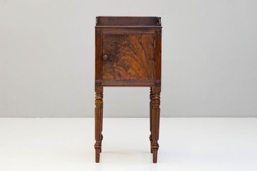 SINGLE MAHOGANY BEDSIDE CUPBOARD - ADDITIONAL PHOTO 1