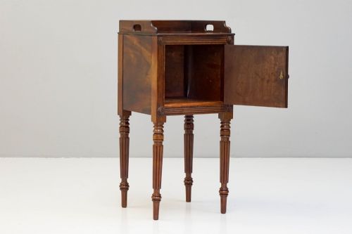 SINGLE MAHOGANY BEDSIDE CUPBOARD - ADDITIONAL PHOTO 2