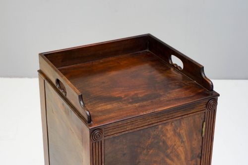 SINGLE MAHOGANY BEDSIDE CUPBOARD - ADDITIONAL PHOTO 3