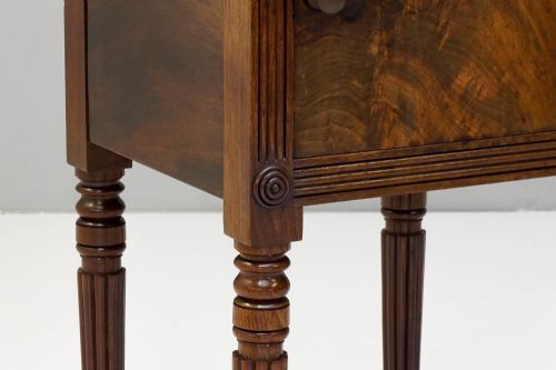 SINGLE MAHOGANY BEDSIDE CUPBOARD - ADDITIONAL PHOTO 4