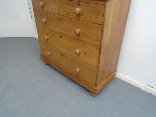 A TALL PLANK END VICTORIAN ANTIQUE PINE WAXED 5 DRAWER CHEST OF DRAWERS - ADDITIONAL PHOTO 2