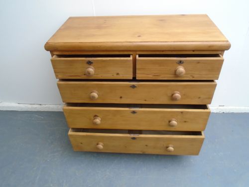 A TALL PLANK END VICTORIAN ANTIQUE PINE WAXED 5 DRAWER CHEST OF DRAWERS - ADDITIONAL PHOTO 7