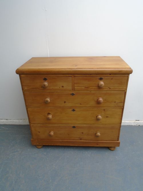 A TALL PLANK END VICTORIAN ANTIQUE PINE WAXED 5 DRAWER CHEST OF DRAWERS - ADDITIONAL PHOTO 3
