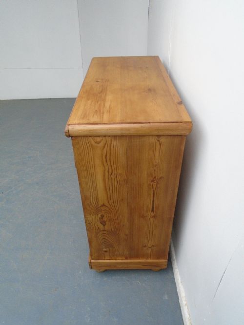 A TALL PLANK END VICTORIAN ANTIQUE PINE WAXED 5 DRAWER CHEST OF DRAWERS - ADDITIONAL PHOTO 4