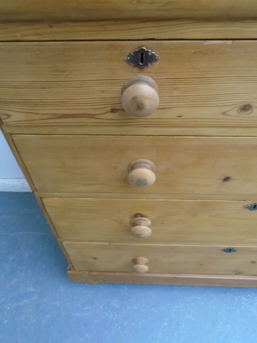A TALL PLANK END VICTORIAN ANTIQUE PINE WAXED 5 DRAWER CHEST OF DRAWERS - ADDITIONAL PHOTO 5