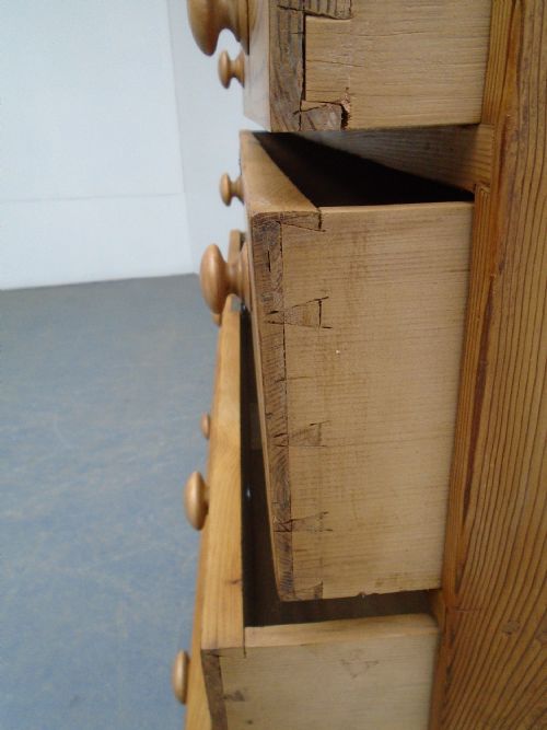A TALL PLANK END VICTORIAN ANTIQUE PINE WAXED 5 DRAWER CHEST OF DRAWERS - ADDITIONAL PHOTO 8