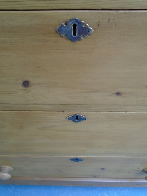 A TALL PLANK END VICTORIAN ANTIQUE PINE WAXED 5 DRAWER CHEST OF DRAWERS - ADDITIONAL PHOTO 6