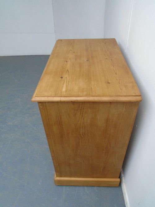 AN EARLY VICTORIAN ANTIQUE PINE WAXED 3 DRAWER SMALL CHEST OF DRAWERS - ADDITIONAL PHOTO 5