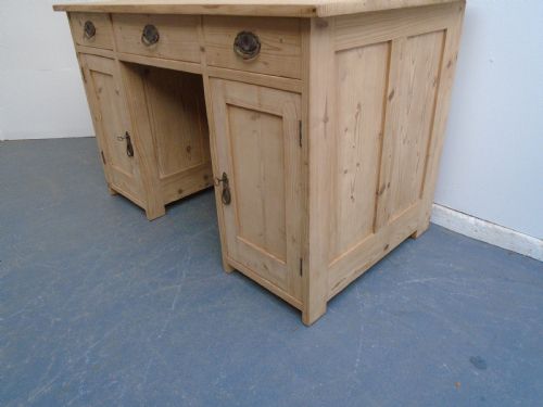 A LARGE ANTIQUE OLD PINE PANELLED VICTORIAN OFFICE DESK TO PAINT WAX - ADDITIONAL PHOTO 2