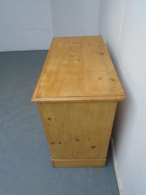 A FANTASTIC WIDE VICTORIAN ANTIQUE PINE WAXED 4 DRAWER CHEST OF DRAWERS - ADDITIONAL PHOTO 3