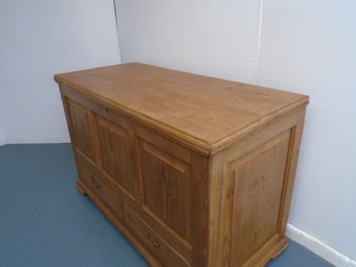 A LARGE GEORGIAN ANTIQUE PINE WAXED MULE CHEST - ADDITIONAL PHOTO 1