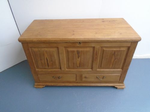 A LARGE GEORGIAN ANTIQUE PINE WAXED MULE CHEST - ADDITIONAL PHOTO 6