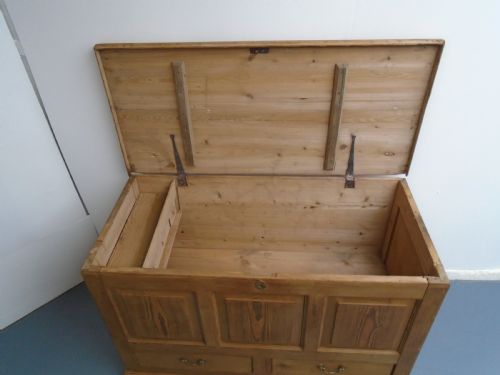 A LARGE GEORGIAN ANTIQUE PINE WAXED MULE CHEST - ADDITIONAL PHOTO 11
