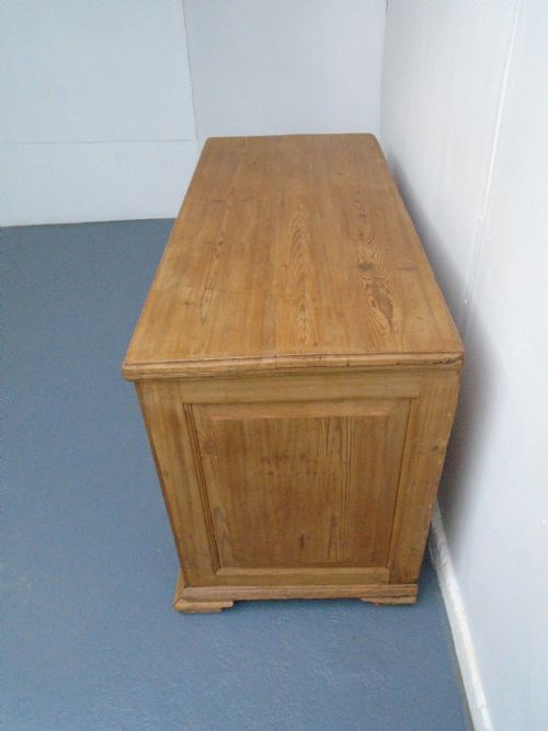 A LARGE GEORGIAN ANTIQUE PINE WAXED MULE CHEST - ADDITIONAL PHOTO 5