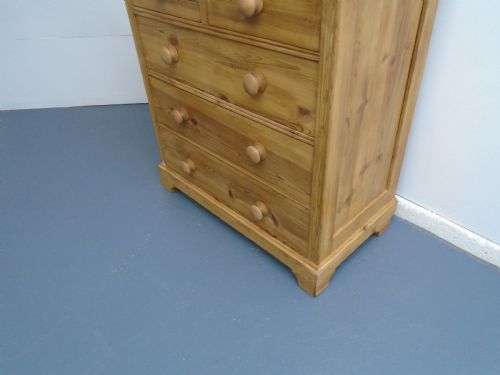 A NARROW PANELLED VICTORIAN ANTIQUE PINE WAXED 5 DRAWER CHEST OF DRAWERS - ADDITIONAL PHOTO 2