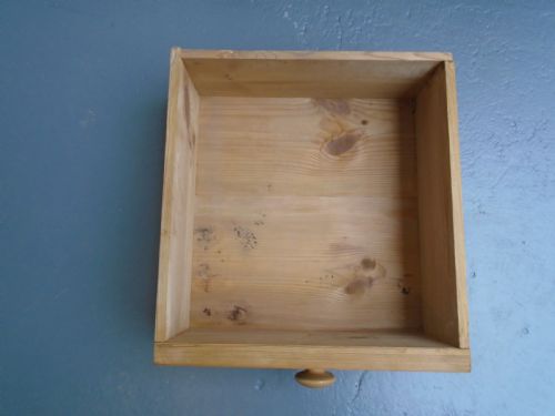 A NARROW PANELLED VICTORIAN ANTIQUE PINE WAXED 5 DRAWER CHEST OF DRAWERS - ADDITIONAL PHOTO 9