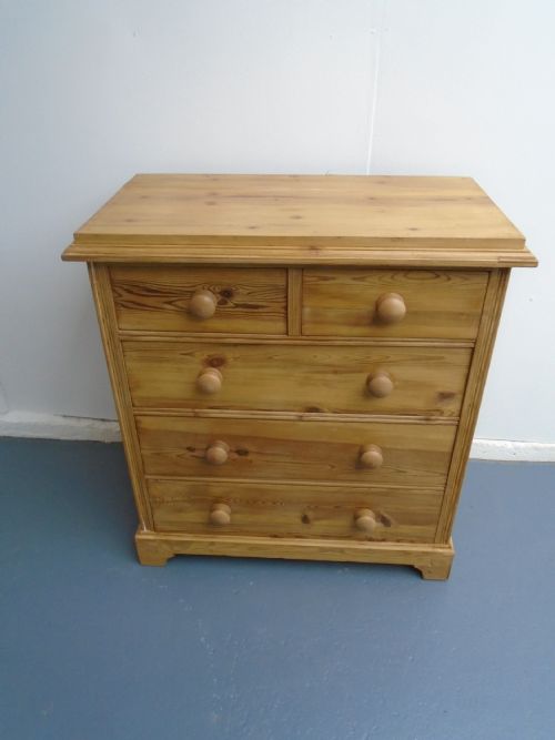 A NARROW PANELLED VICTORIAN ANTIQUE PINE WAXED 5 DRAWER CHEST OF DRAWERS - ADDITIONAL PHOTO 3
