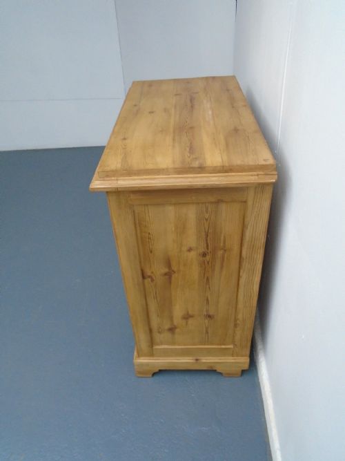 A NARROW PANELLED VICTORIAN ANTIQUE PINE WAXED 5 DRAWER CHEST OF DRAWERS - ADDITIONAL PHOTO 4