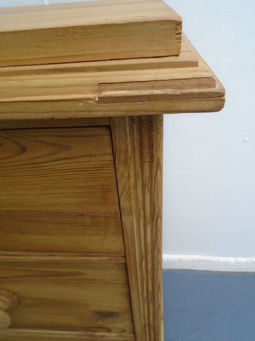 A NARROW PANELLED VICTORIAN ANTIQUE PINE WAXED 5 DRAWER CHEST OF DRAWERS - ADDITIONAL PHOTO 5
