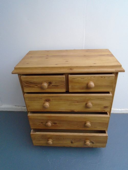 A NARROW PANELLED VICTORIAN ANTIQUE PINE WAXED 5 DRAWER CHEST OF DRAWERS - ADDITIONAL PHOTO 7