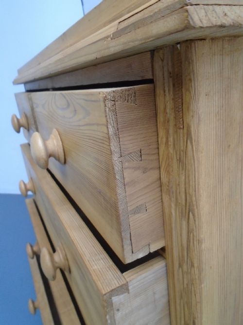 A NARROW PANELLED VICTORIAN ANTIQUE PINE WAXED 5 DRAWER CHEST OF DRAWERS - ADDITIONAL PHOTO 8