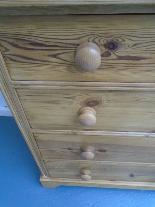 A NARROW PANELLED VICTORIAN ANTIQUE PINE WAXED 5 DRAWER CHEST OF DRAWERS - ADDITIONAL PHOTO 6