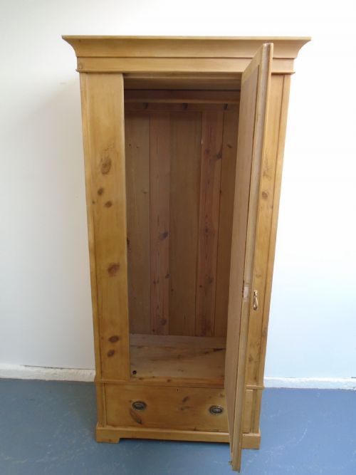 A WAXED PRETTY VICTORIAN ANTIQUEOLD PINE 1 DOOR 1 PIECE CHILD'S HALL WARDROBE - ADDITIONAL PHOTO 3