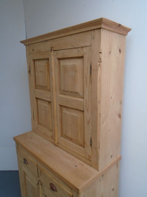 A SUPERB GEORGIAN ANTIQUE OLD PINE PANELLED KITCHEN DRESSER TO WAX PAINT - ADDITIONAL PHOTO 1