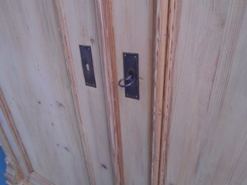 A LARGE VICTORIAN SHELVED ANTIQUE PINE LINEN KNOCKDOWN WARDROBE TO WAXPAINT - ADDITIONAL PHOTO 7