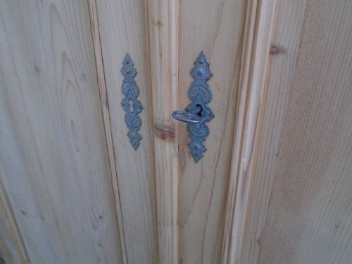 A PLAIN VICTORIAN COLUMNED ANTIQUE PINE LINEN KNOCKDOWN WARDROBE TO WAXPAINT - ADDITIONAL PHOTO 7