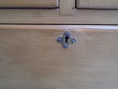A LOVELY ANTIQUE OLD PINE SHALLOW WAXED VICTORIAN 5 DRAWER CHEST OF DRAWERS - ADDITIONAL PHOTO 7