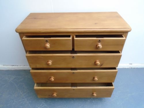 A LOVELY ANTIQUE OLD PINE SHALLOW WAXED VICTORIAN 5 DRAWER CHEST OF DRAWERS - ADDITIONAL PHOTO 8
