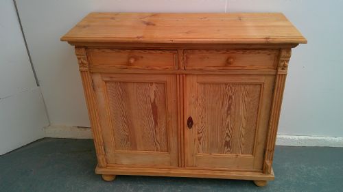 AN EARLY VICTORIAN ANTIQUEOLD PINE SHALLOW DRESSER BASE TO WAXPAINT - ADDITIONAL PHOTO 1