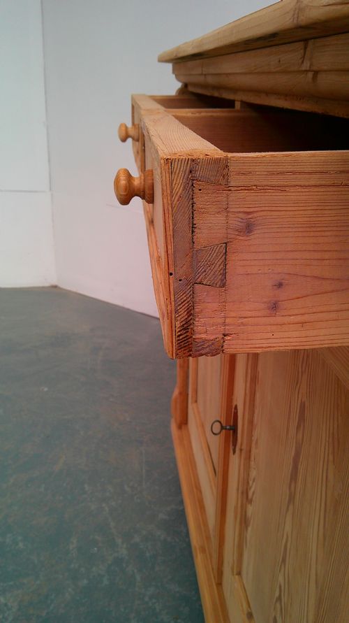 AN EARLY VICTORIAN ANTIQUEOLD PINE SHALLOW DRESSER BASE TO WAXPAINT - ADDITIONAL PHOTO 5