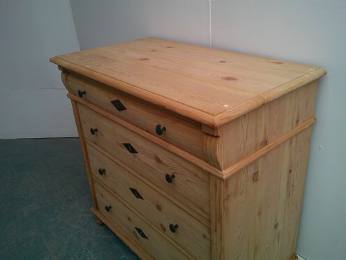 fig 1. A Lovely Curved Victorian Antique Pine 4 Drawer Chest of Drawers to Wax/Paint