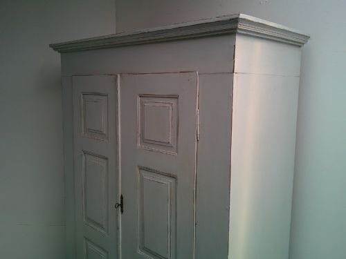 A LOVELY PAINTED LIGHT GREY ANTIQUE OLD PINE GEORGIAN 1 PIECE HALL WARDROBE - ADDITIONAL PHOTO 1