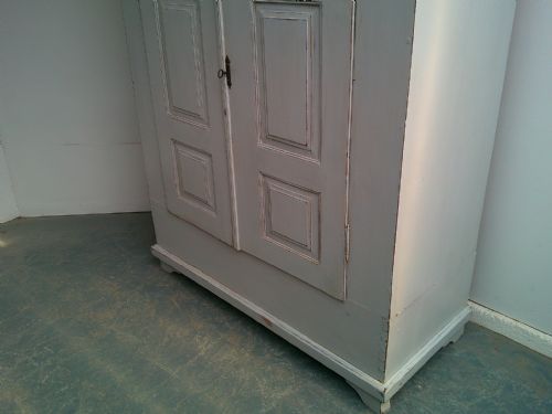 A LOVELY PAINTED LIGHT GREY ANTIQUE OLD PINE GEORGIAN 1 PIECE HALL WARDROBE - ADDITIONAL PHOTO 2