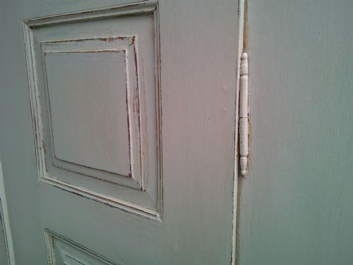 A LOVELY PAINTED LIGHT GREY ANTIQUE OLD PINE GEORGIAN 1 PIECE HALL WARDROBE - ADDITIONAL PHOTO 5